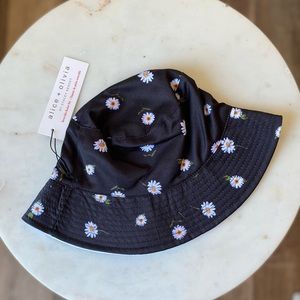 NWT Alice + Olivia Reversible Bucket Hat